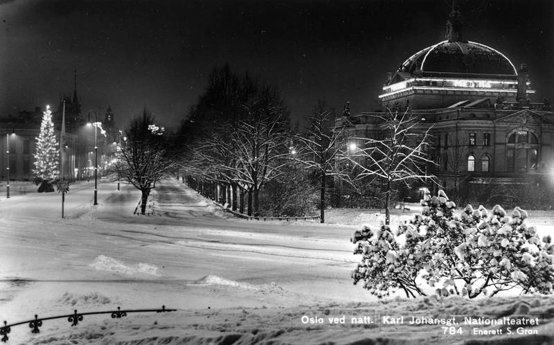 Frelsesarmeens juletre (t.v.) lyser opp på Universitetsplassen i 1925. Kommunen sørget for belysningen. Til høyre Nationaltheatret.