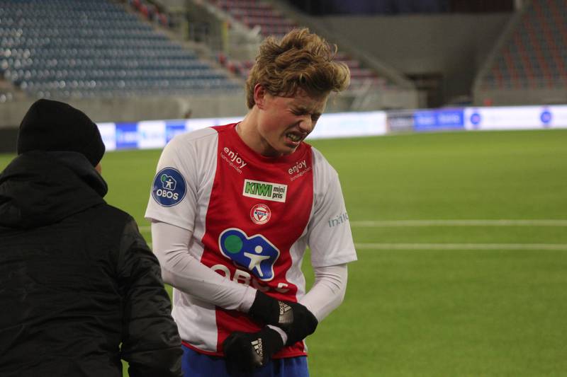 Tore Sørås måtte av med en skade i kragebenet, men ingenting skal være brukket eller røket, ifølge trener Jørgen Isnes.