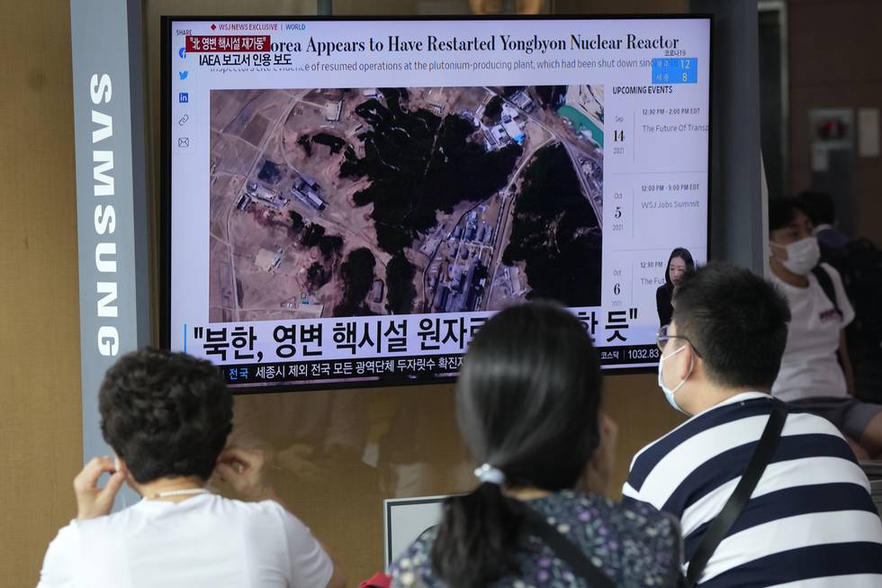 Verdens ni atommakter antas nå å ha rundt 14.000 atomvåpen i sitt arsenal. Her fra en sørkoreansk nyhetssending om at Nord-Korea tidligere i år skal igjen ha tatt i bruk en atomreaktor.