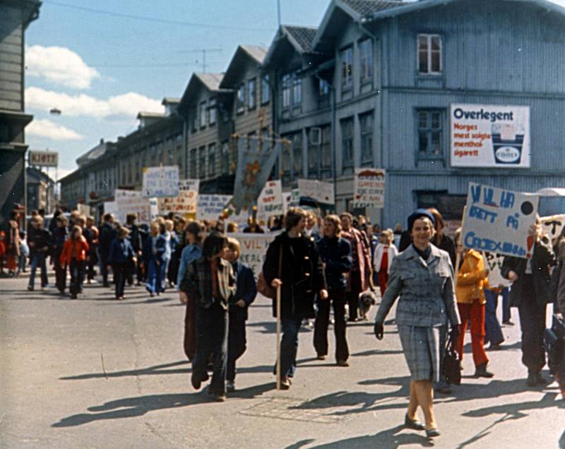 AKSJON SPIRE 1973: Demonstrasjon med plakater for fredning av Caltexløkka. Fra krysset Hagegata/Sørligata.