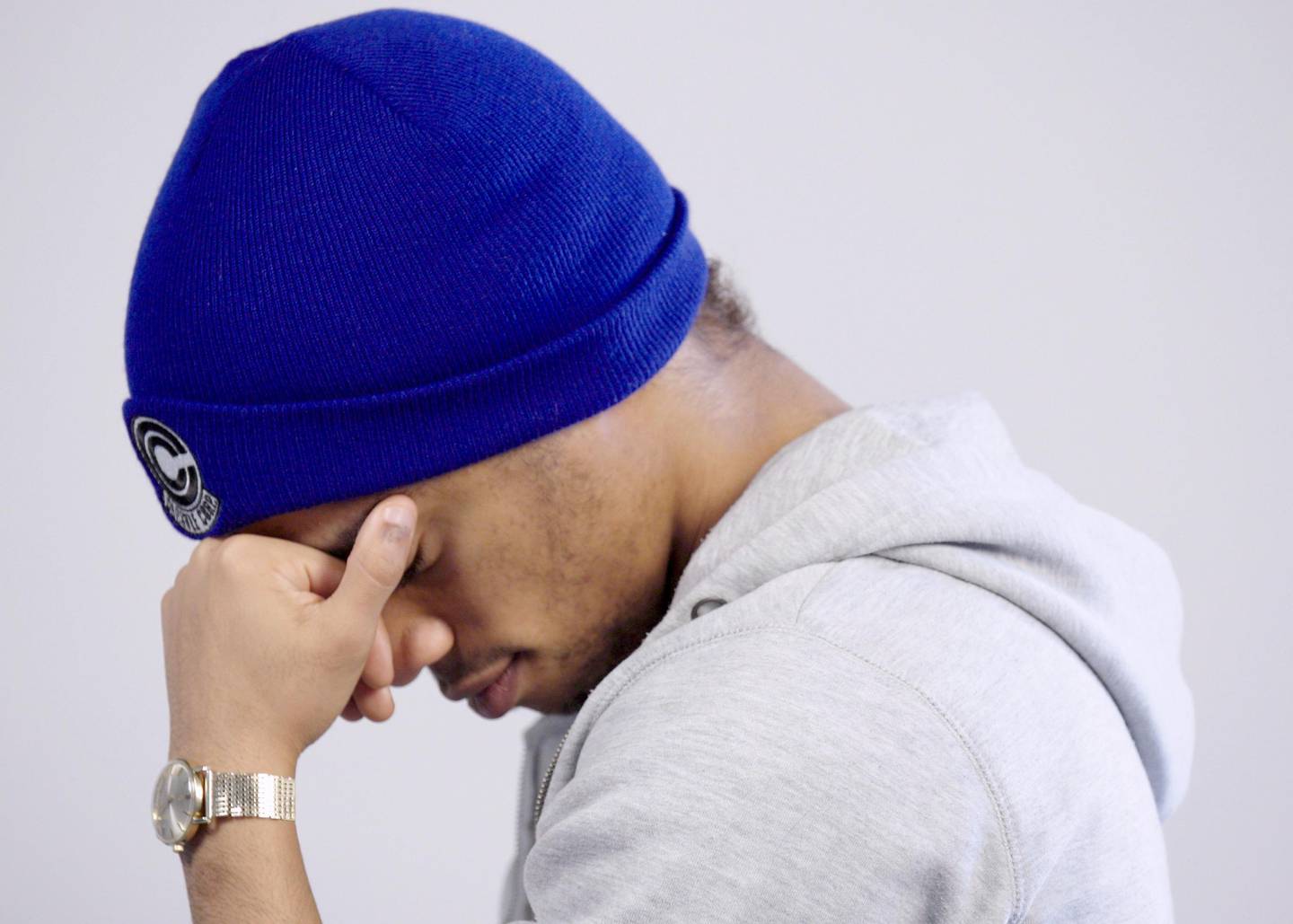 Arbeidsløs ungdom på Notodden med gullklokken i posituren fra Rolex-reklame