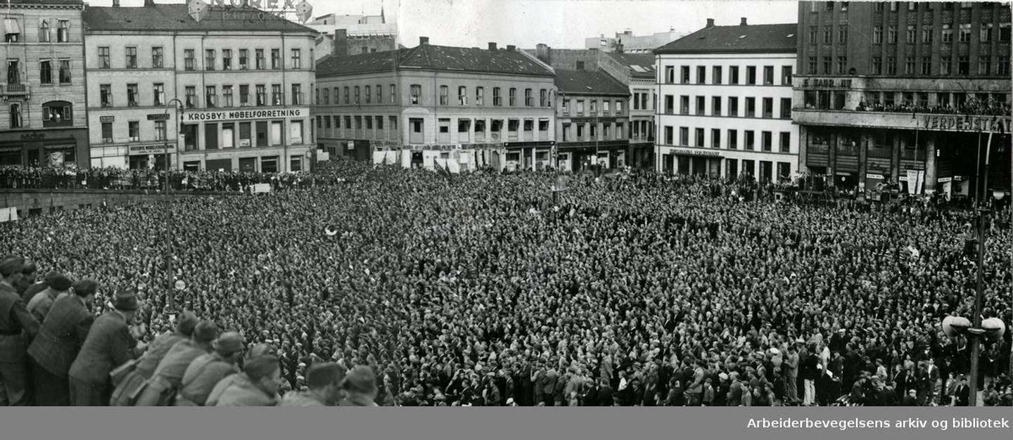 I august 1945 arrangerte Oslo Faglige Samorganisasjon demonstrasjon mot landssvikoppgjøret som var i gang. Nordmenn gikk i tog for å kreve strengeste straff for landsforræderne i den omfattende rettsprosessen som ventet de første etterkrigsårene.