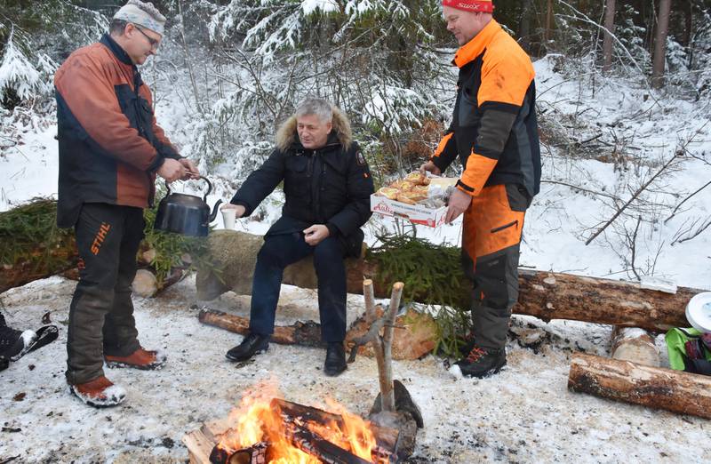 bålkos: Ordfører Tore Opdal Hansen går nødig glipp av den årlige juletrehogsten. FOTO: BIRGITTE SIMENSEN BERG