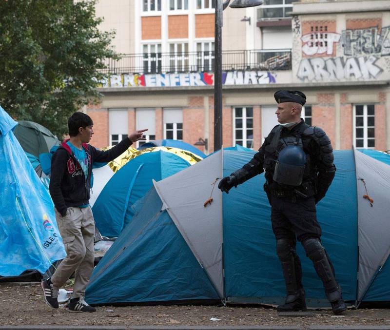 Aldri før har så mange asylsøkere forsvunnet fra norske mottak, ifølge NOAS. Mange prøver seg i andre land i Europa. Her fra en teltleir i Paris.