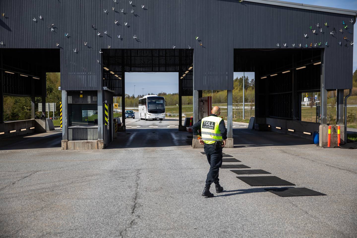 Ved Svinesund, Norges største grenseovergang for biltrafikk, har de noen ganger ikke nok folk til å kontrollere kjøretøy.