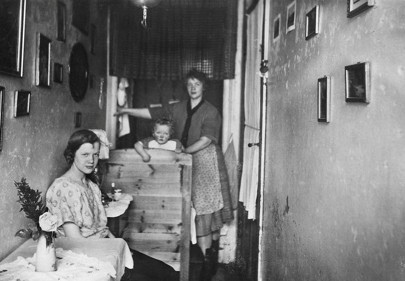 Trang leilighet på Rodeløkka cirka 1930. Det fortelles for eksempel om en familie på ni personer som bodde på 24,5 kvm: seks sov i stua, to på kjøkkenet og en i entreen.