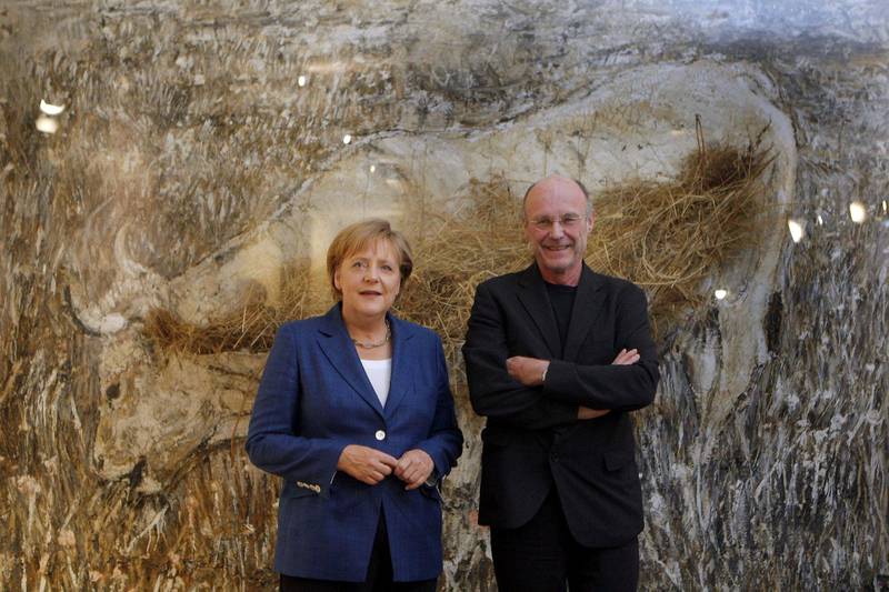 Den tyske kunstneren Anselm Kiefer sammen med Angela Merkel, 2010. Foto: Nestor Bachmann/AFP/NTB