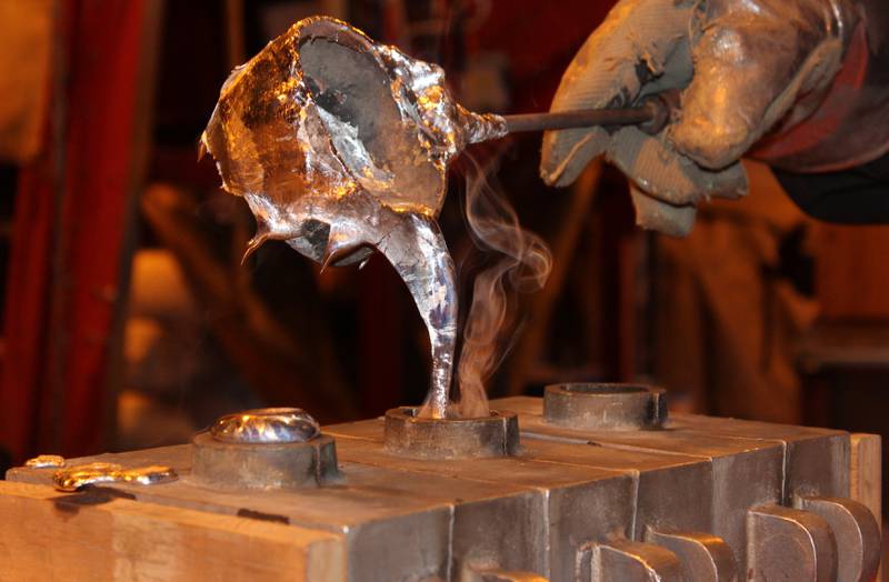 Flytende aluminium helles på «støpeskjea». FOTO: MARTIN NÆSS KRISTIANSEN