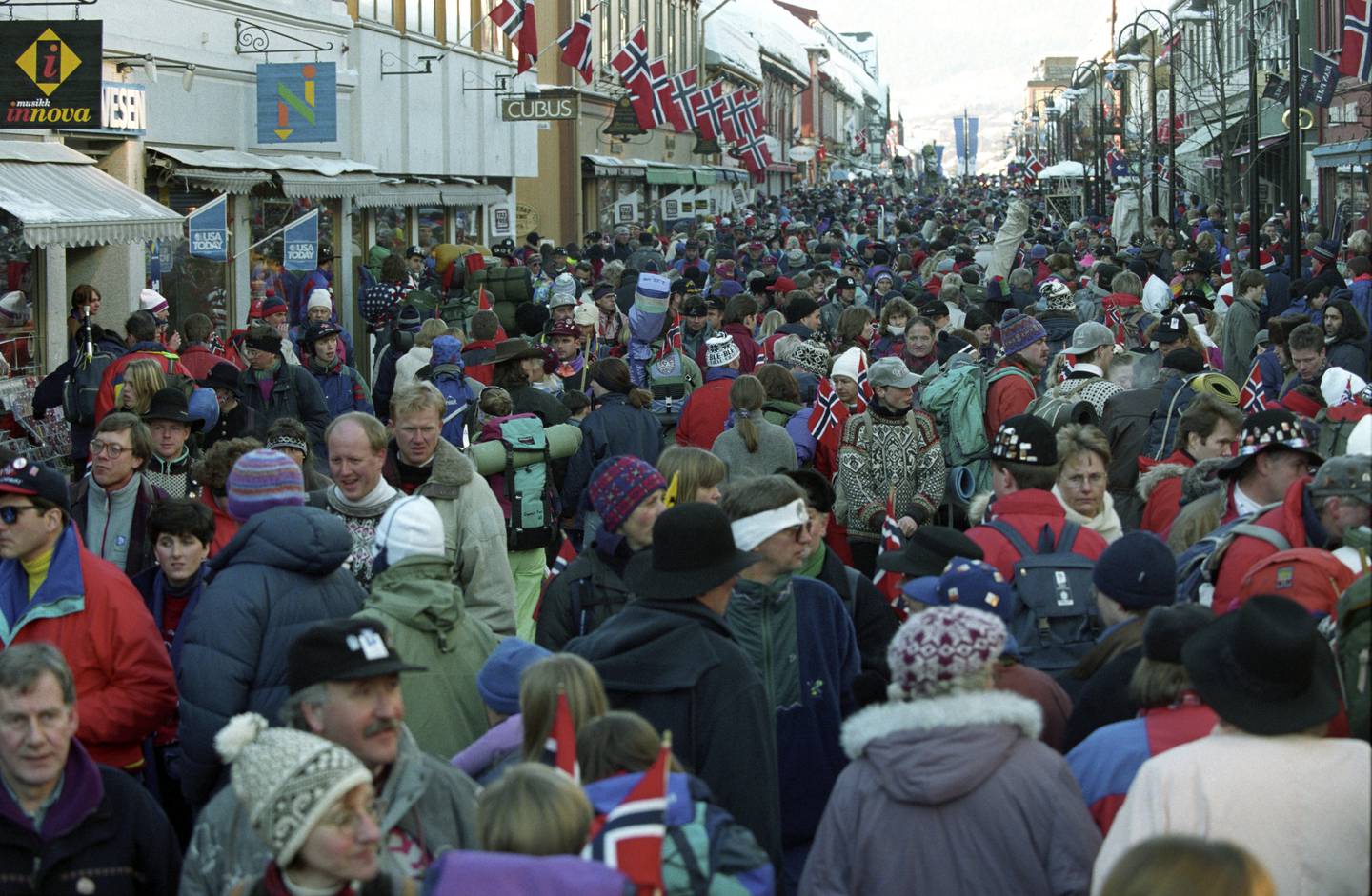 Storgata i Lillehammer var som regel fullstappet under hele OL i 1994. Foto: Terje Bendiksby / NTB