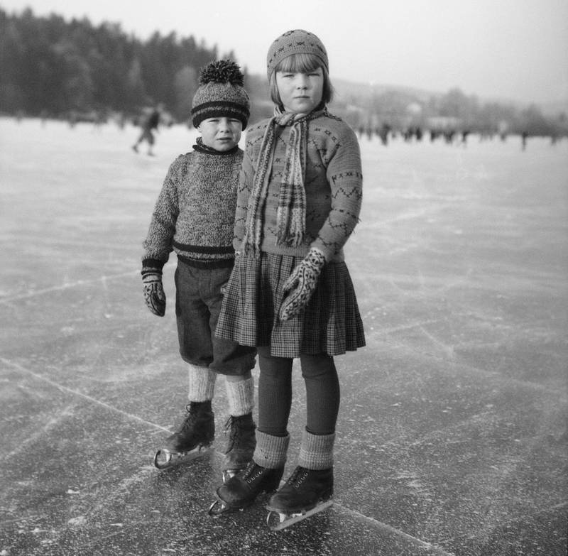 To barn på snabelskøyter i 1933. FOTO: ANDERS B. WILSE/OSLO MUSEUM