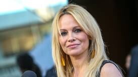 Pamela Anderson kaster seg inn i hvaldebatten