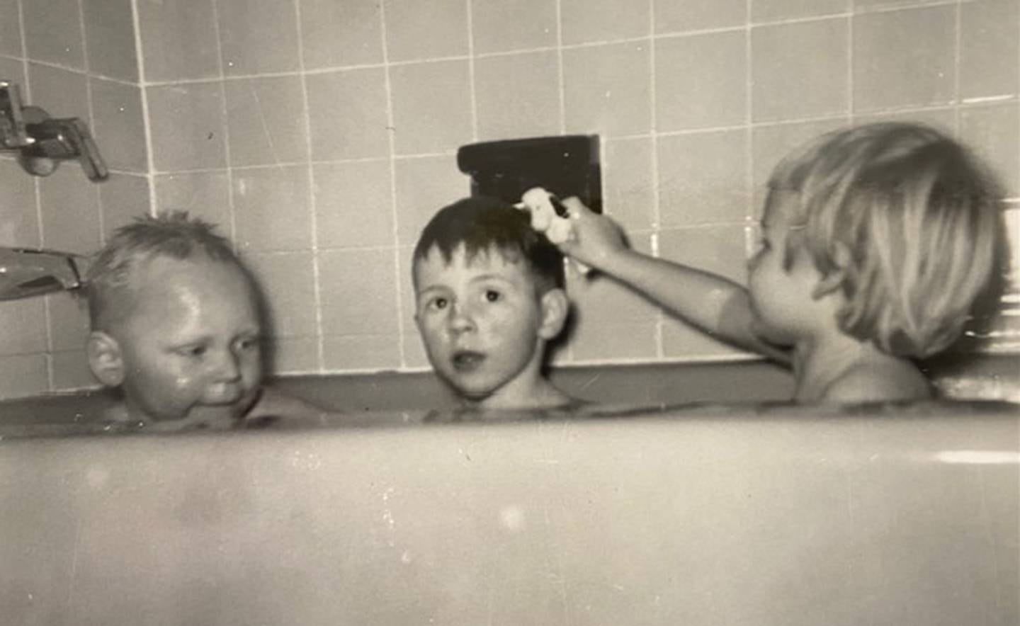 Familiealbummet til Vicki er fullt av minner, som denne lekestunden på badet sammen med brødrene.