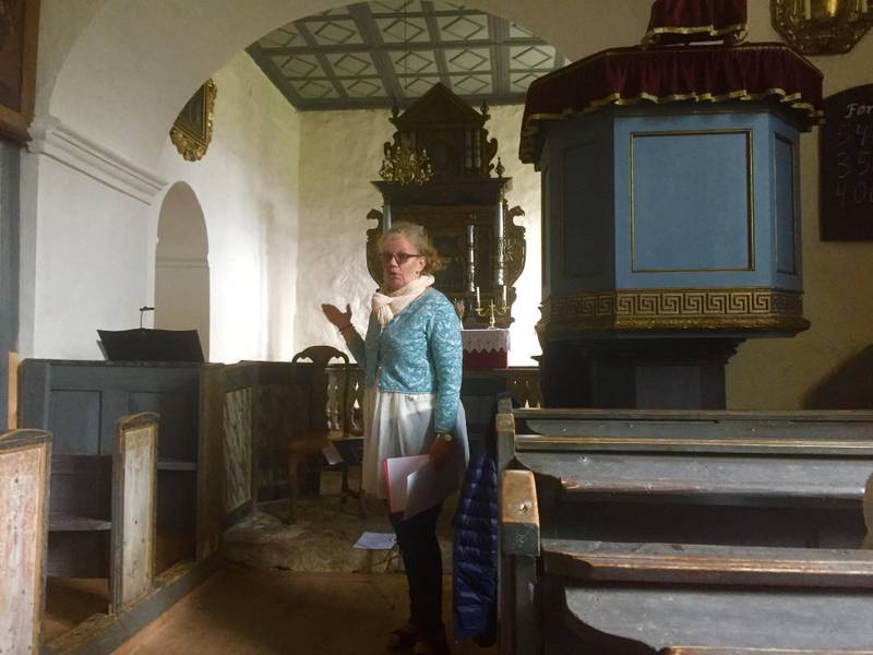 Halldis Christiansen Sørby, som selv er fra Gulliksrud i Skoger, var omviser i kirken. Første benk, til høyre for henne var fra gammel av forbeholdt nettopp hennes gård, Gulliksrud, og er sirlig malt på på.