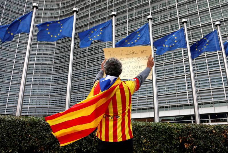 UT MOT EU: Katalanske Raimon Castellvi protesterer mot EUS reaksjon ikledd det katalanske separatistflagget utenfor Europakommisjonen i Brussel etter   den katalanske folkeavstemningen 2. oktober. FOTO: François Lenoir/NTB SCANPIX