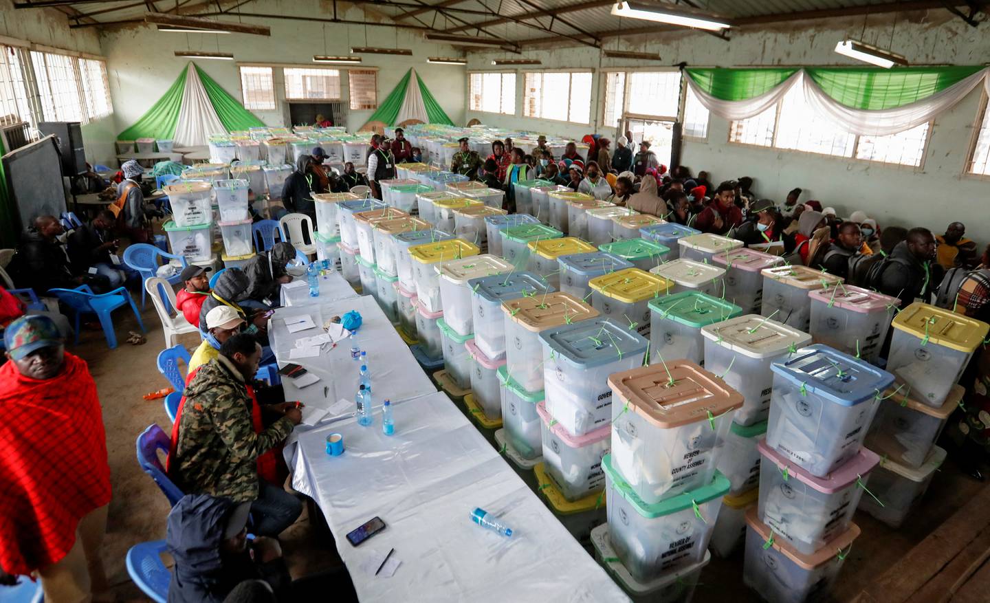 Stemmene telles etter tirsdagens valg i Kenya.
