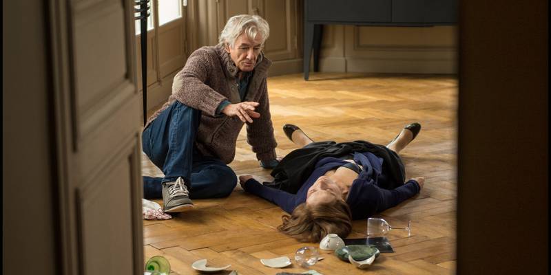 Paul Verhoeven instruerer Isabelle Huppert i «Elle»s åpningsscene.