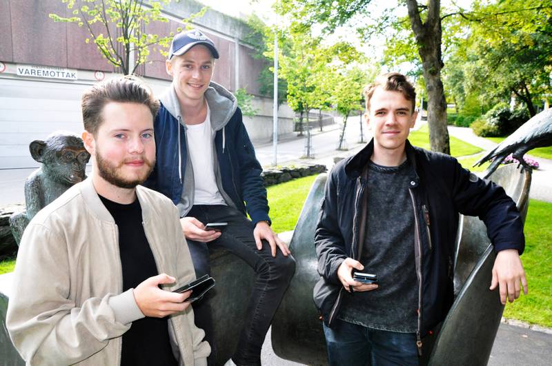 Ludvig Ånestad (21) fra Våland, Stian Thomesen (21) fra Stokka og Vegard Nag Vatne (21) fra Våland har en ting til felles: De er alle flittige brukere av den nye applikasjonen Pokémon Go. Spillet har foreløpig ikke blitt lansert i Norge, men ifølge guttegjengen er det enkelt å få det på mobilen. FOTO: EIGIL KLOSTER OSMUNDSEN