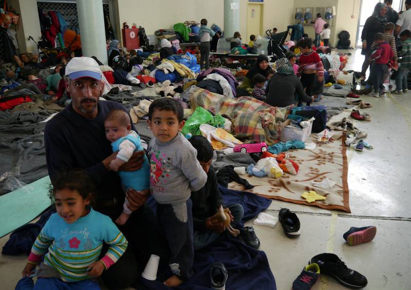 Med seks barn fra fire måneder til åtte år har ekteparet fra Aleppo i Syria reist til Athen i Hellas. Nå sover de i en hall ved havnen i Pireus ved Athen. FOTO: ÅSNE GULLIKSTAD