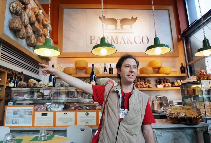 Matguide Paolo Dalla Vecchia fra Milano Food Walks frister med smørmyk culatelloskinke på Parma & Co i Brera. ALLE FOTO: CHRISTINE BAGLO