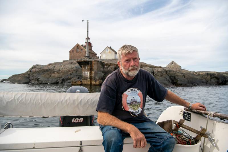 Skipsmaskinisten Johnny Arntzen har de siste 20 årene bidratt til fortgang i vedlikeholdet både på Akerøy Fort og utposten Heia. – Torbjørnskjær er mitt siste stunt, medgir den aktive 73-åringen.
