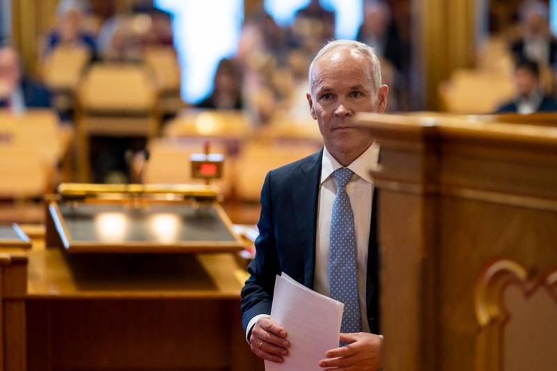 Finansminister Jan Tore Sanner (H) lar seg ikke imponere over Raymond Johansens angrep på kutt i formuesskatten.