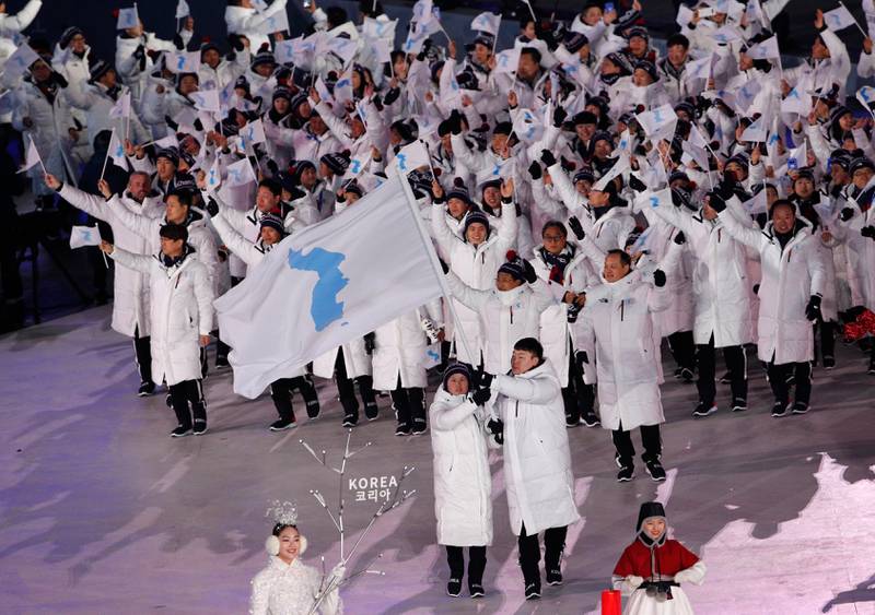 Et for anledningen forent Korea entrer Olympiastadion.Nord-Koreas Hwang Chung Gum og Sør-Koreas Won Yun-jong bærer flagget. 
