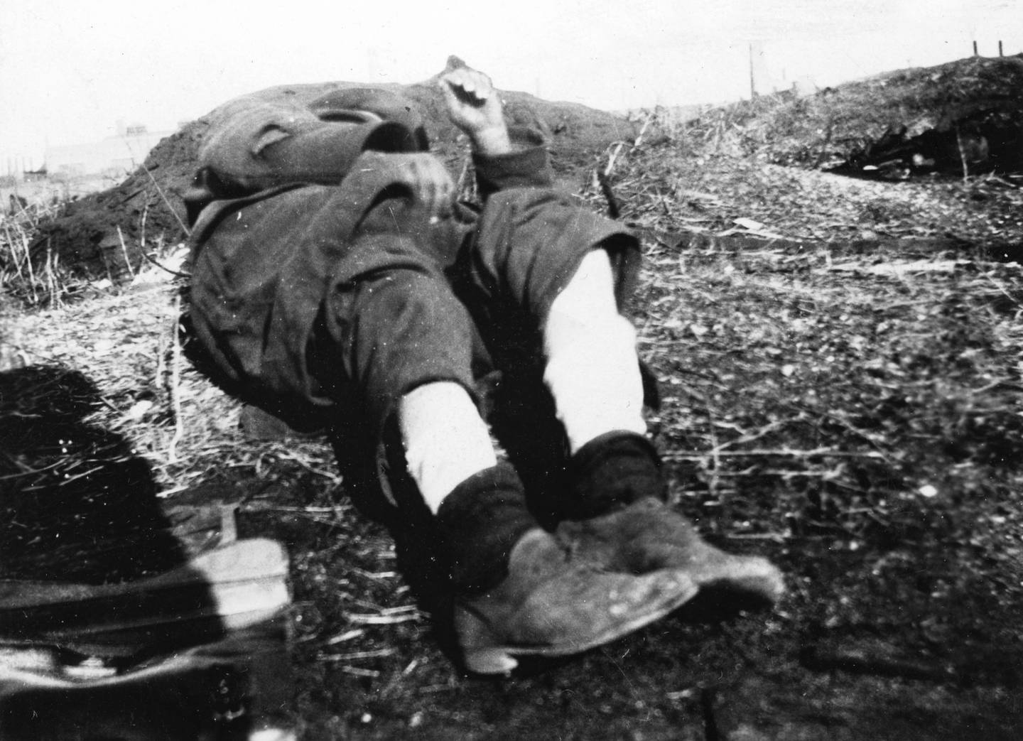 Gutten på bildet, som ligger på bakken,  ble brakt til sykehus i 1929 etter å ha oppholdt seg i Ørkenen Sur lenge. Foto: Søren Hesby, Blå Kors/Oslo byarkiv