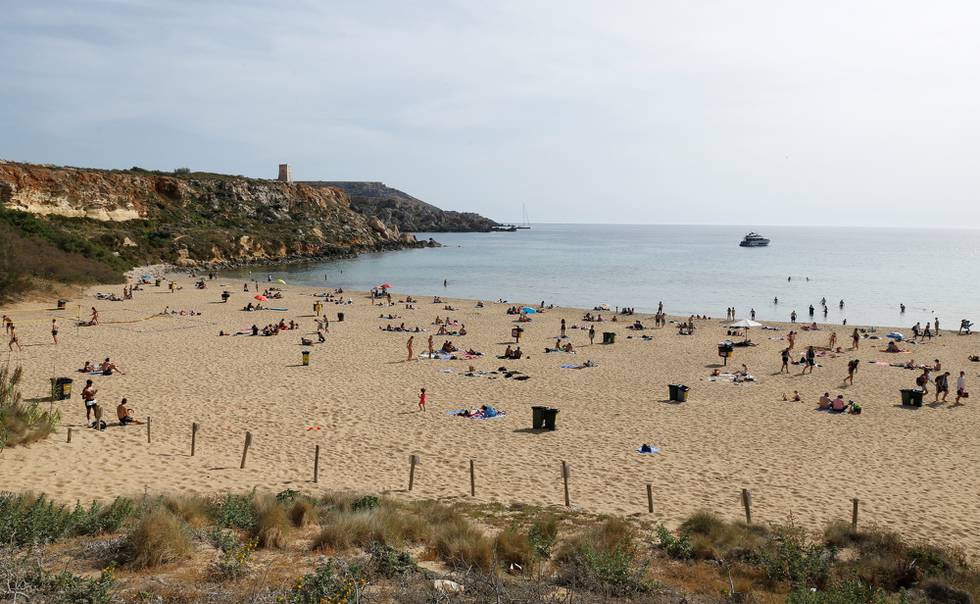 Malta har gitt minst en dose til minst 70 prosent av den voksne befolkningen, og håper på mange turister i sommer. Her stranda Golden Bay utenfor Mellieha.