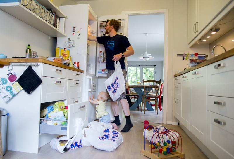 Marius Dalen kaster mindre mat ved å bruke handleliste og ved ikke å kjøpe for mye. Datteren Lilly hjelper til med å rydde inn. FOTO: VEGARD WIVESTAD GRØTT/NTB SCANPIX