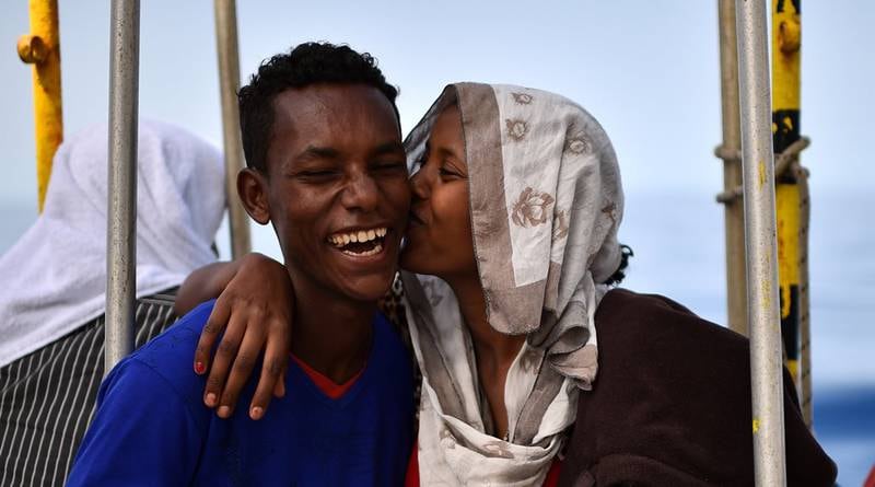 To migrantar er glade for å ha blitt plukka opp av Leger uten grenser utanfor kysten av Libya sist veke.