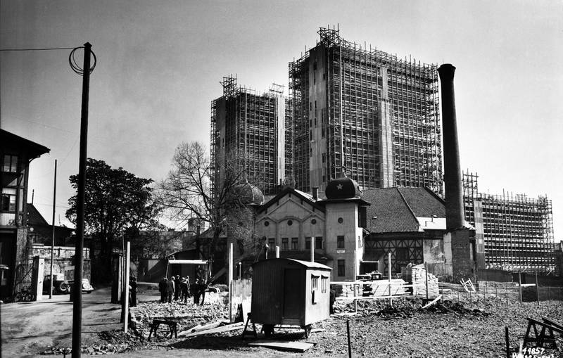 Chat Noir 14. april 1937 før rivinga. I bakgrunnen bygges Rådhuset. Meningene var delt, var dette gamle rønner eller gylne minner?
