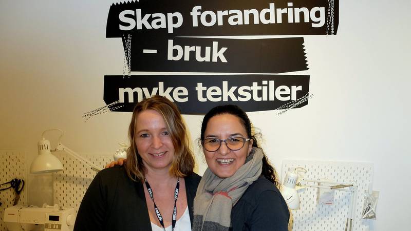 Positiv: Yngvill Ofstad (t.v.), som jobber med bærekraft i IKEA Norge, fikk fort sansen for Farzaneh Aghalos forslag om egen systue i butikken.