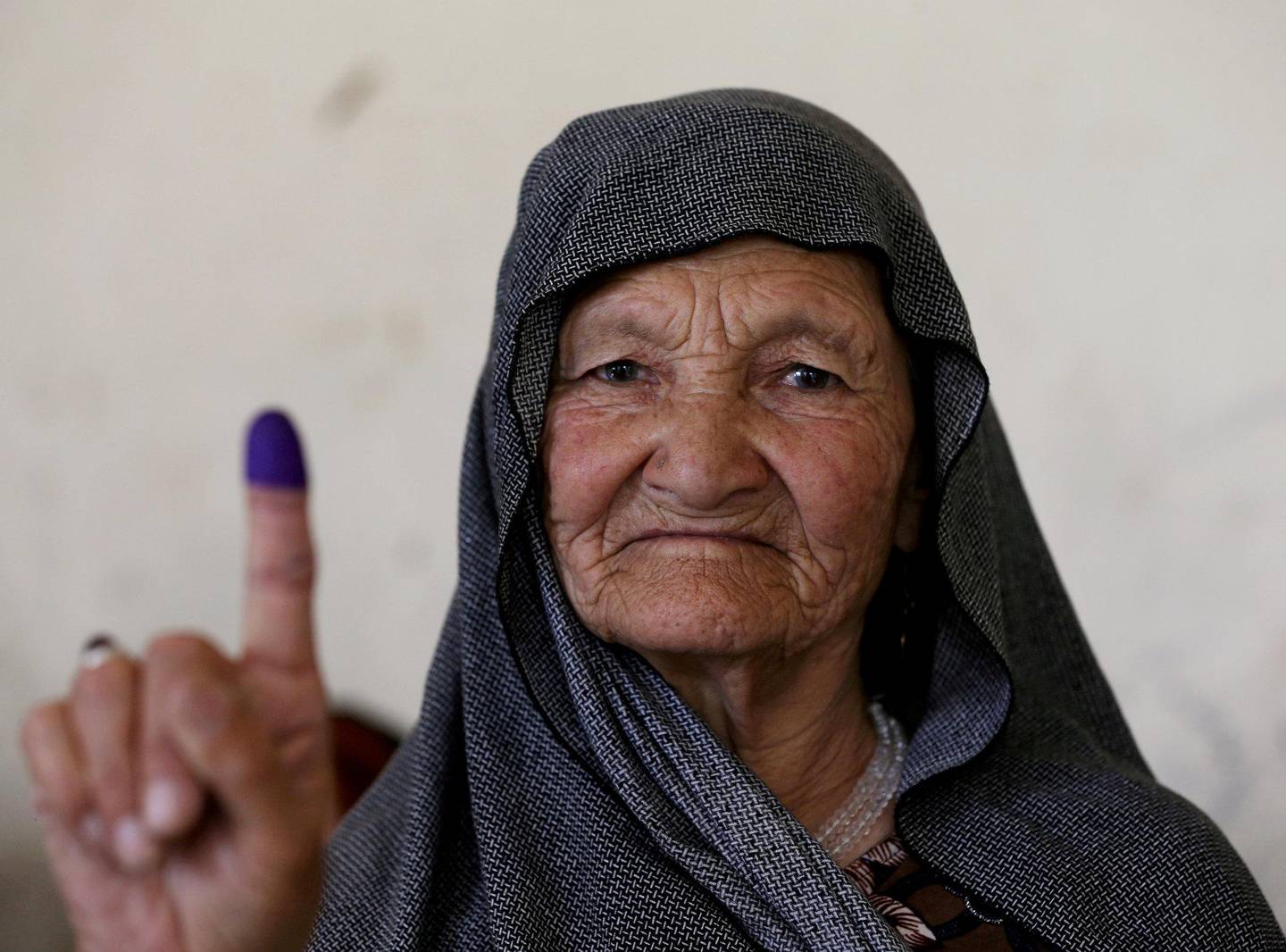 Mangel på kvinnelige valgfunksjonærer skapte trøbbel for kvinnelige velgere flere steder. FOTO: OMAR SOBHANI/NTB SCANPIX