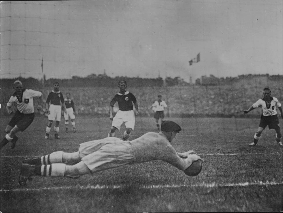 Vålerengas Henry Tippen Johansen er nede og redder et skudd mot Tyskland i OL i 1936.