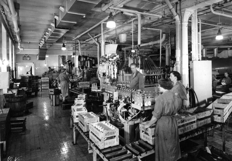 Kasser med brus. Produksjon av Solo på Nora-fabrikken 1958.