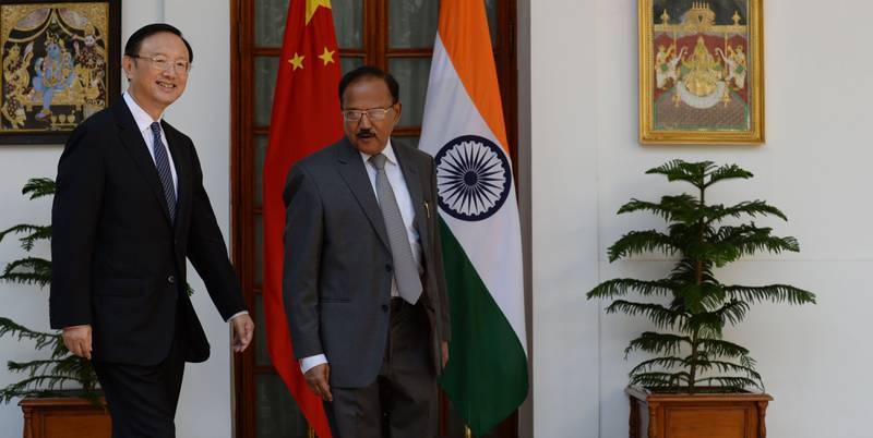 Grensekonflikten mellom India og Kina er ikke løst. Indias sikkerhetsrådgiver Ajit Doval (t.h.) og Kinas statsråd Yang Jiechi møttes i mars for å snakke om konflikten. FOTO: NTB SCANPIX