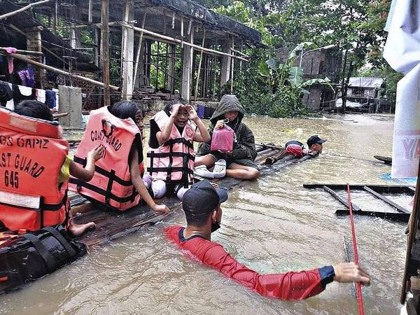 Dødstallene stiger etter tropisk storm på Filippinene