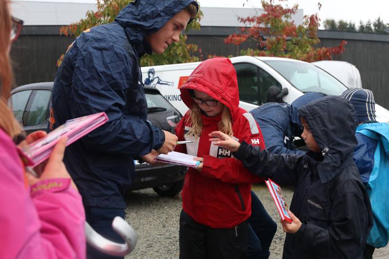 Martine Mikkelsen (10) og lillebror Adrian Mikkelsen (9) samler autograf.