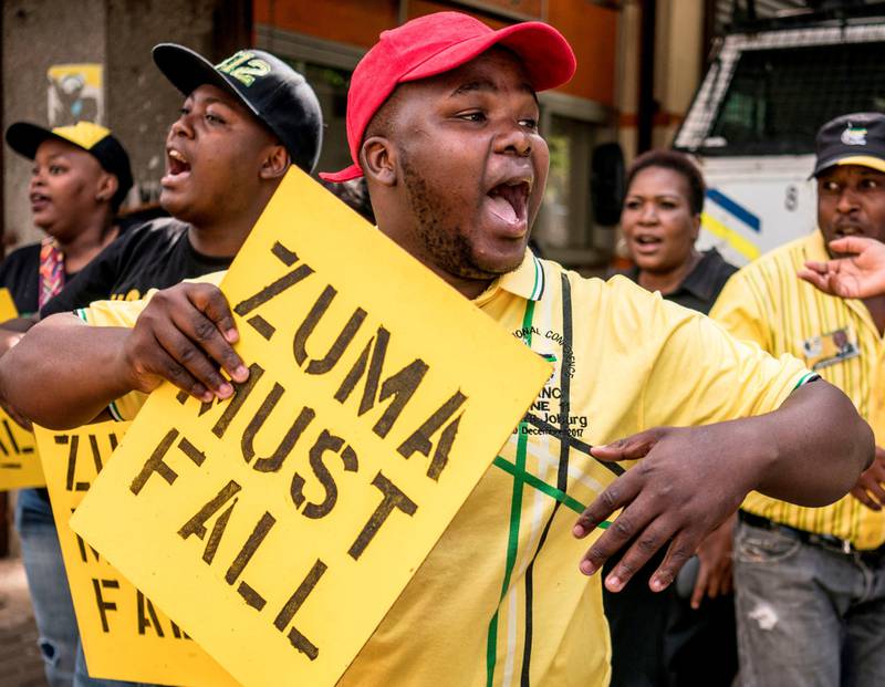 Ramaphosa-tilhengere demonstrerer i Johannesburg for å få Zuma til å trekke seg.