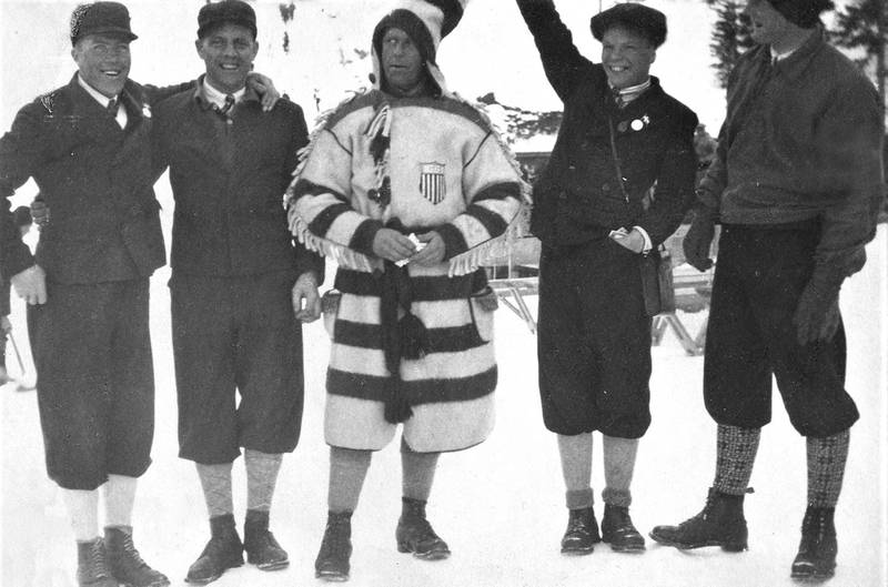 Johan Støa og Thorleif Haug (til venstre) og representerte begge ski- og ballklubben Drafn. Nest ytterst til høyre står en annen skilegende, Sigmund Ruud fra Kongsberg. Bildet er antakelig tatt mot slutten av 1920-tallet.