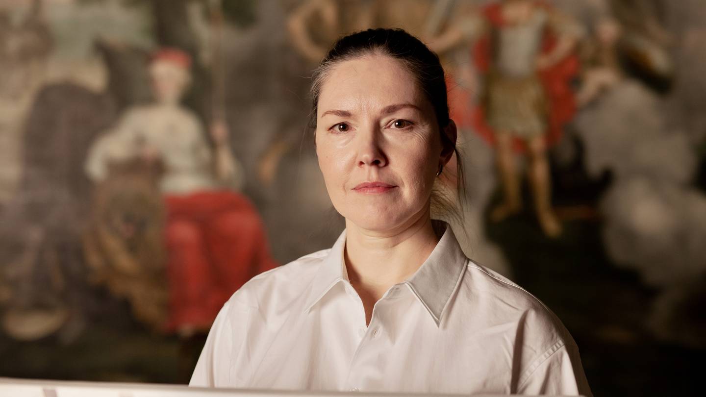 Deltakerne i NRKs nye kunst-konkurranse skal tevle i å portrettere norske kjendiser. Julia Mordvinova Gilje er én av deltakerne.