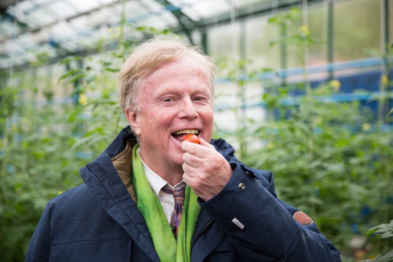All mat som dyrkes på gården er økologisk. Allerede tirsdag kunne Petter Olsen smake på årets første tomater.