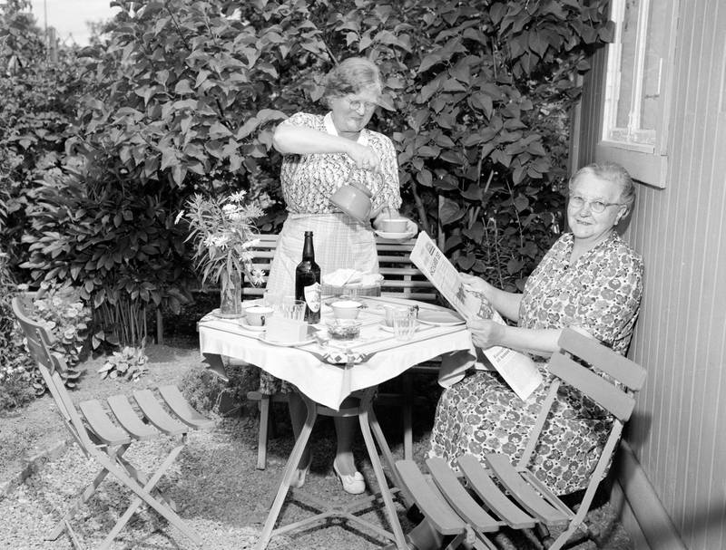 Den første kampen mot rasering av kolonihageparseller sto i Hjemmets Kolonihager på Bjølsen i 1917. Denne idylliske kaffepausen fant sted i 1952.