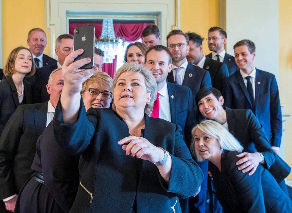Oslo 20200124. Statsminister Erna Solberg tar selfie i forbindelse med statsrådskifte.Foto: Terje Pedersen / NTB scanpix