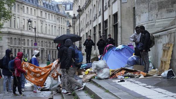 Fransk politi fjernet ny migrantleir ved rådhuset: – Sosial rensing