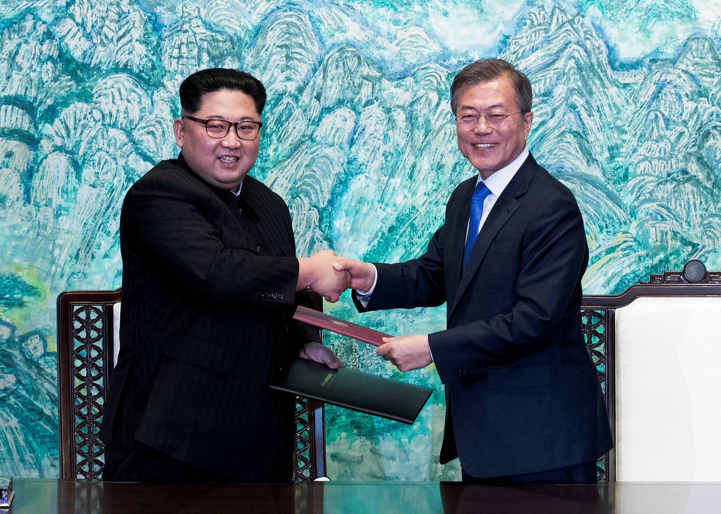 DIALOG: Kim Jong-un og Moon Jae-in holdt et historisk møte ved grensen i april. 	FOTO: NTB SCANPIX
