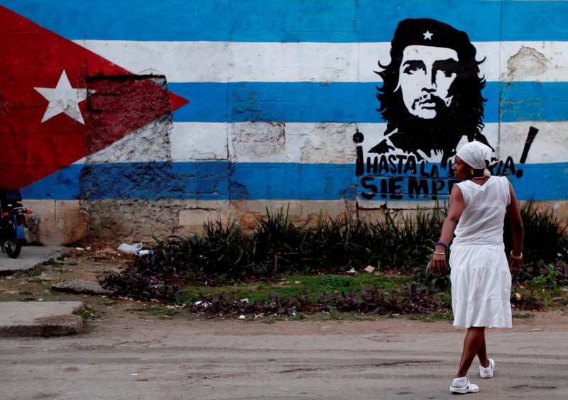 En kvinne passerer et veggmaleri med Che Guevara i Havana. 