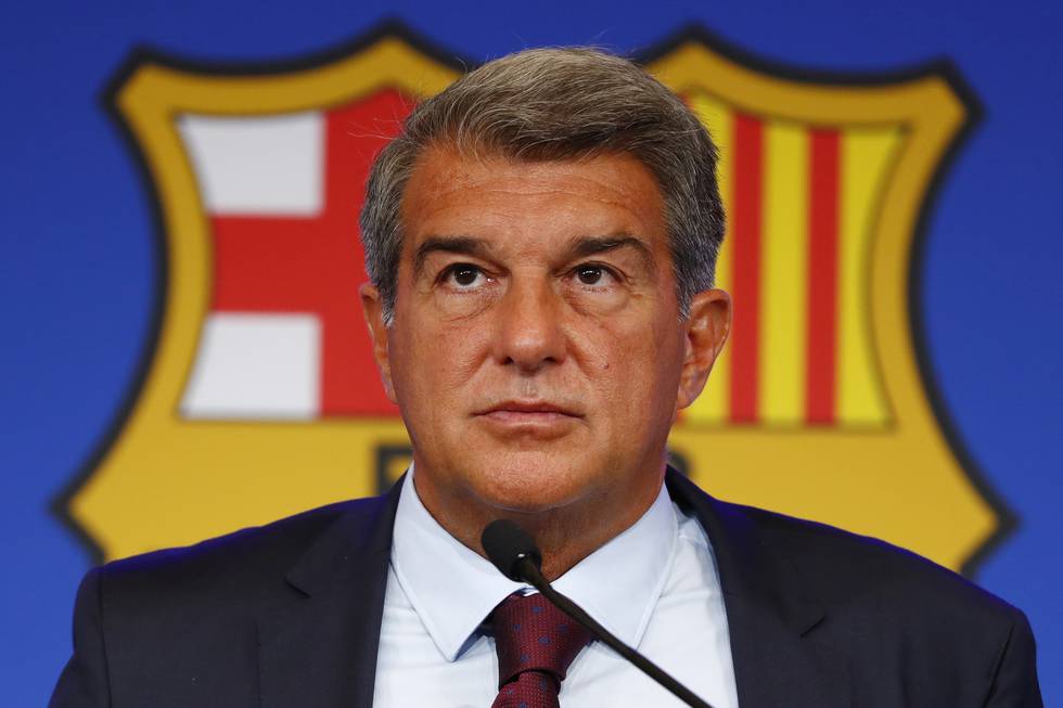 Barcelonas klubbpresident Joan Laporta meddelte torsdag at klubben har solgt 10 prosent av TV-rettighetene sine. Foto: Joan Monfort / AP / NTB