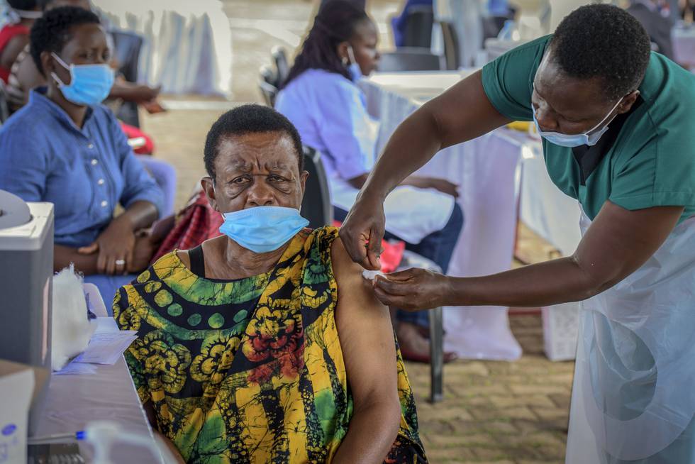 En kvinne får koronavaksine i Kampala i Uganda. De fleste afrikanske land har få vaksiner og dårlig testkapasitet.