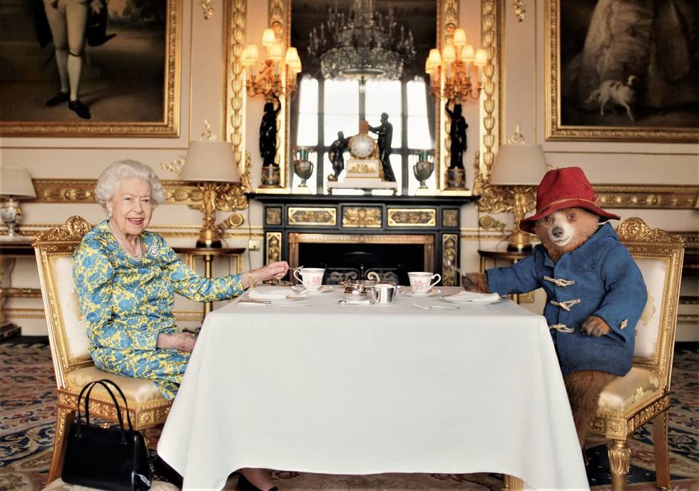 Dronning Queen Elizabeth inviterte teddybjørnen Paddington på te i  Buckingham Palace som innledning på hennes store festkonsert 4. juni.